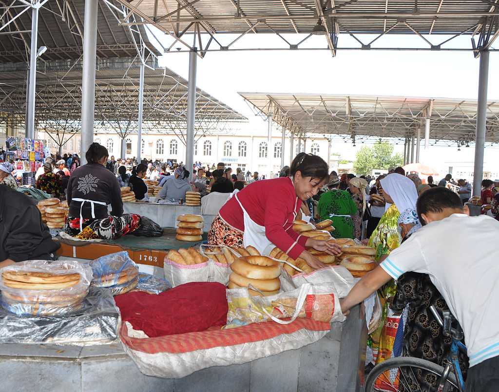 Deze afbeelding heeft een leeg alt-atribuut; de bestandsnaam is 1024px-samarkand_naan_at_siyob_bazaar.jpg