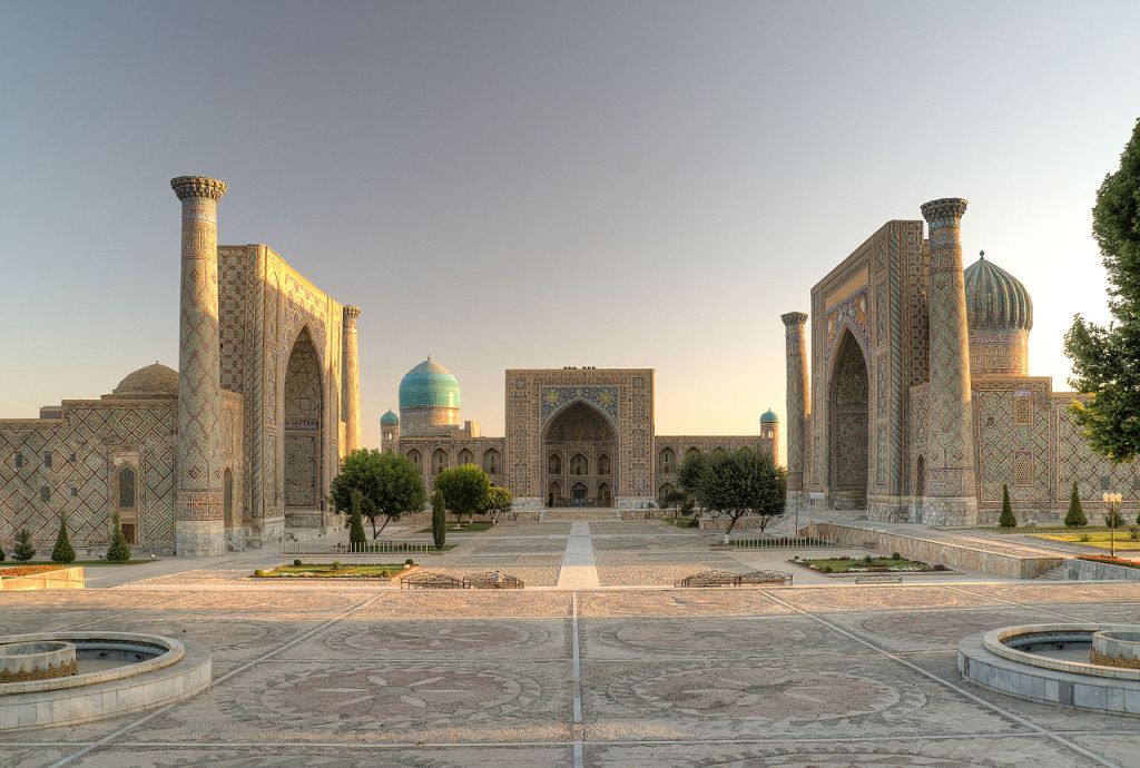 Deze afbeelding heeft een leeg alt-atribuut; de bestandsnaam is 1280px-registan_square_samarkand.jpg