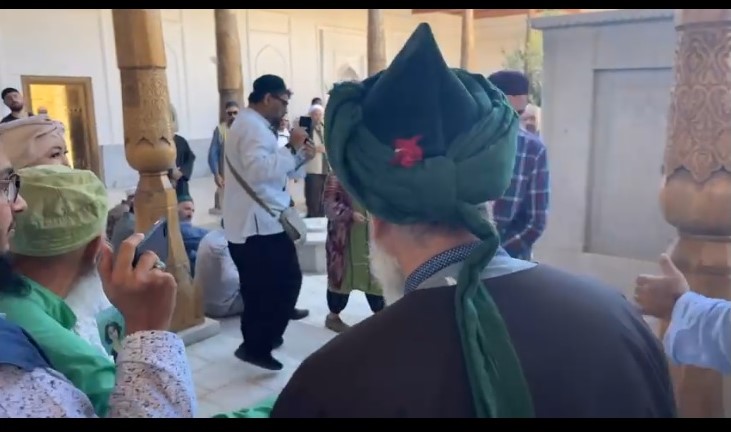 Deze afbeelding heeft een leeg alt-atribuut; de bestandsnaam is maqam-of-shaykh-arif-ar-riwakri.jpg