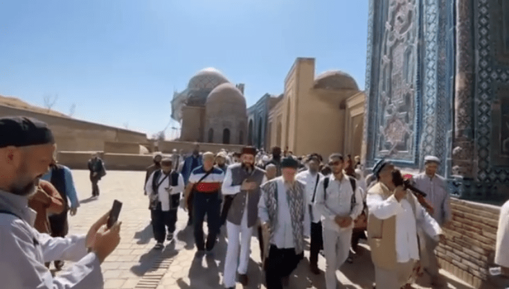 Deze afbeelding heeft een leeg alt-atribuut; de bestandsnaam is mawlana-shaykh-muhammad-adil-q.s-earlier-today-in-the-shahi-zinda-complex.png